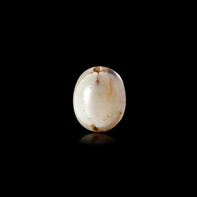 A LARGE EYE BEAD IN PALE AGATE. 5th.c.B.C.