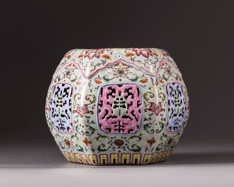 A CHINESE CELADON GROUND FAMILLE ROSE PORCELAIN PILLOW, LATE QING DYNASTY (1644-1911)