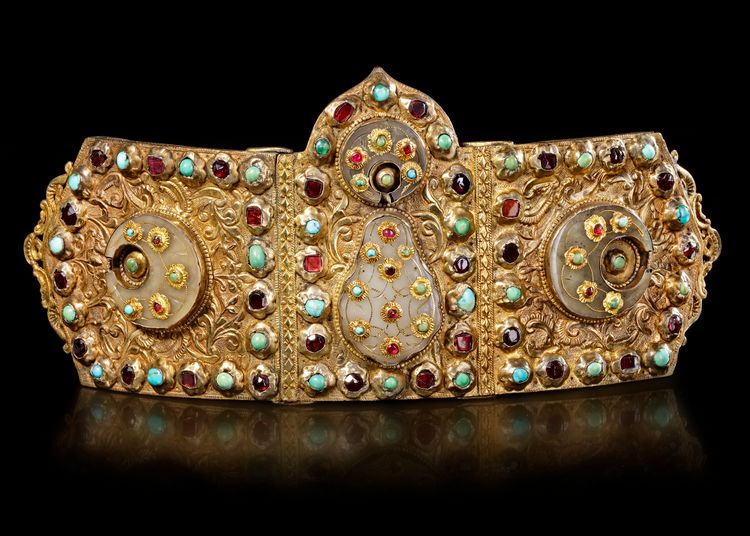 AN OTTOMAN JADE AND JEWEL-SET GILT SILVER  BELT BUCKLE, TURKEY, 17TH CENTURY