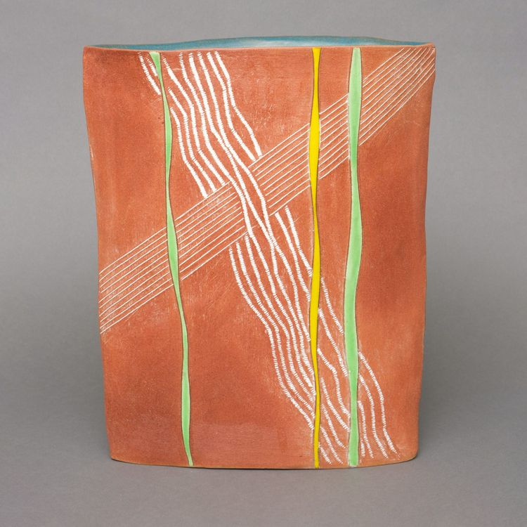 A JAPANESE RED STONEWARE VASE BY KUMAMOTO KIICHI, SHOEA PERIOD (1926-1989)
