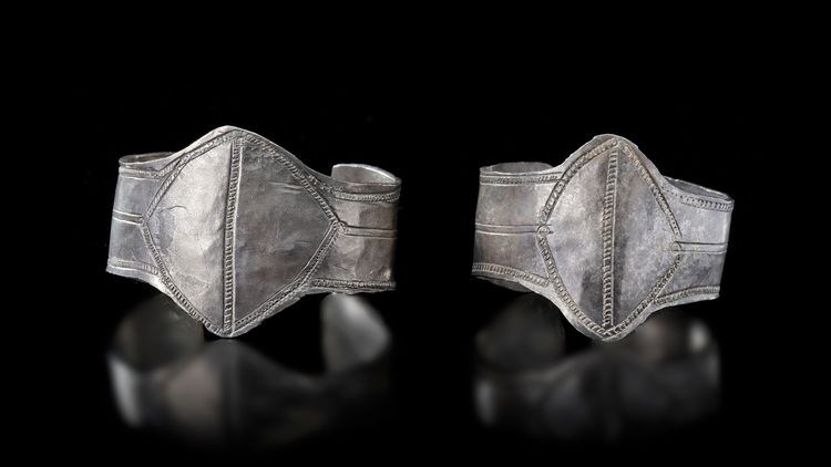 A PAIR OF SILVER BRACELETS, CLASSICAL GREEK PERIOD, 4TH CENTURY BC