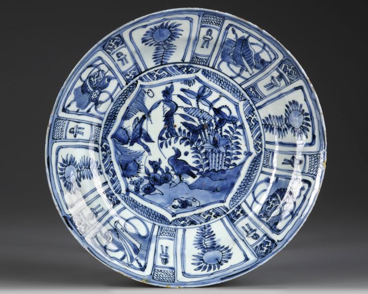 A CHINESE BLUE AND WHITE 'BIRDS' 'KRAAK PORCELAIN' DISH, WANLI PERIOD (1572-1620)