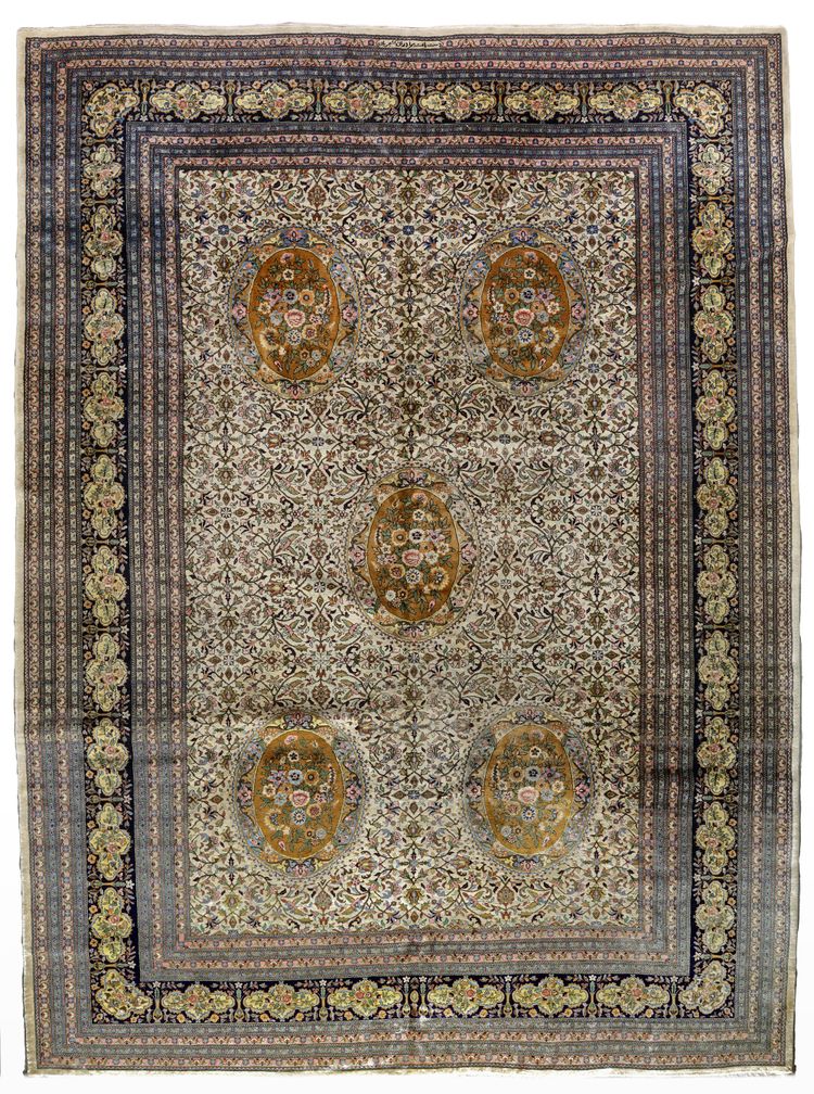 A CARPET WITH GOLFARENG DESIGN