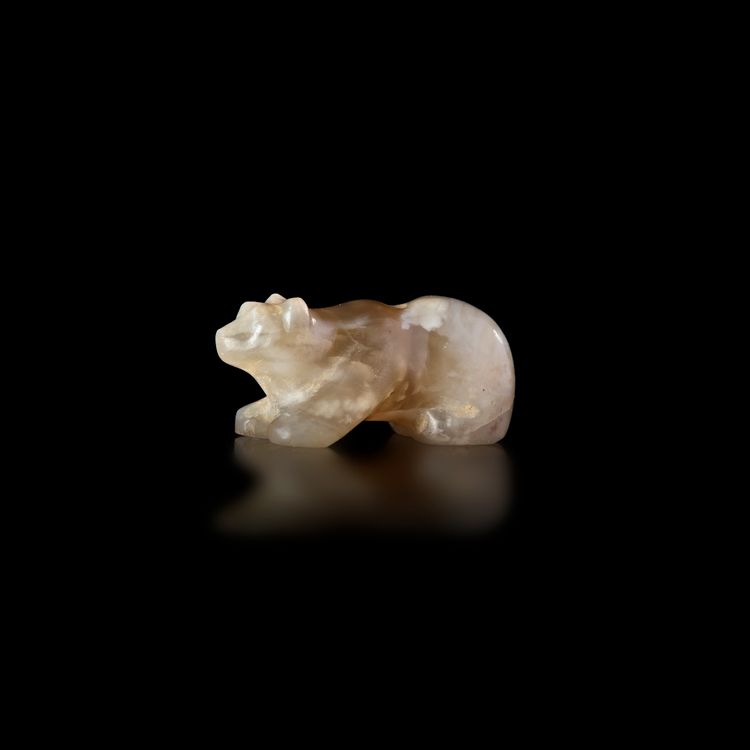 AN AGATE AMULET OF A CROUCHING BEAR. NEO-ASSYRIAN OR ACHAEMENID. 6/5C.B.C.