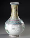 A CHINESE FAMILLE ROSE VASE, REPUBLIC PERIOD, EARLY 20TH CENTURY