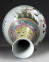 A CHINESE FAMILLE ROSE VASE, 19TH-20TH CENTURY