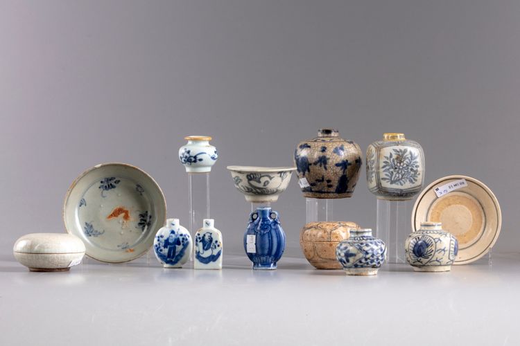 Thirteen Chinese blue and white porcelain wares
