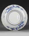 A JAPANESE PORCELAIN KAKIEMON DISH, EDO PERIOD, 18TH CENTURY