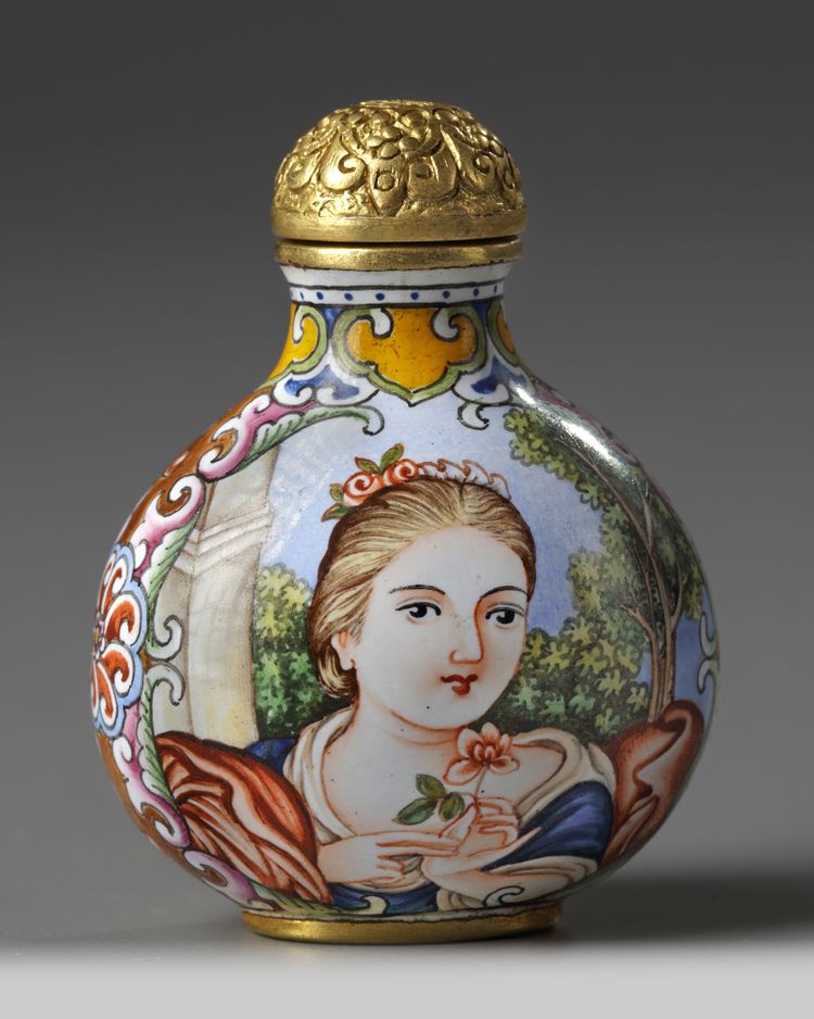 A CHINESE PAINTED ENAMEL PAINTED 'EUROPEAN SUBJECT' SNUFF BOTTLE