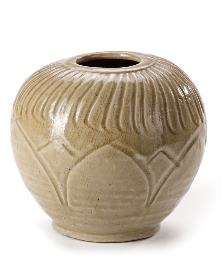 A CHINESE YUE CELADON JAR, FIVE DYNASTIES (907-960)