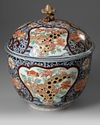 A JAPANESE IMARI COVERED BOWL, ARITA, 17TH CENTURY