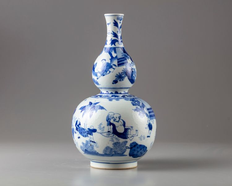 A blue and white double-gourd vase