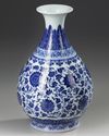 A CHINESE UNDER-GLAZE BLUE AND WHITE MING-STYLE PEAR SHAPED VASE, QING DYNASTY (1644-1911)