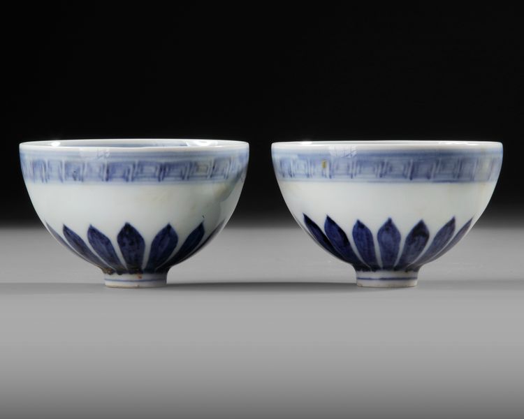 PAIR OF CHINESE BLUE AND WHITE ‘LOTUS’ BOWLS, MING-STYLE, 20TH CENTURY