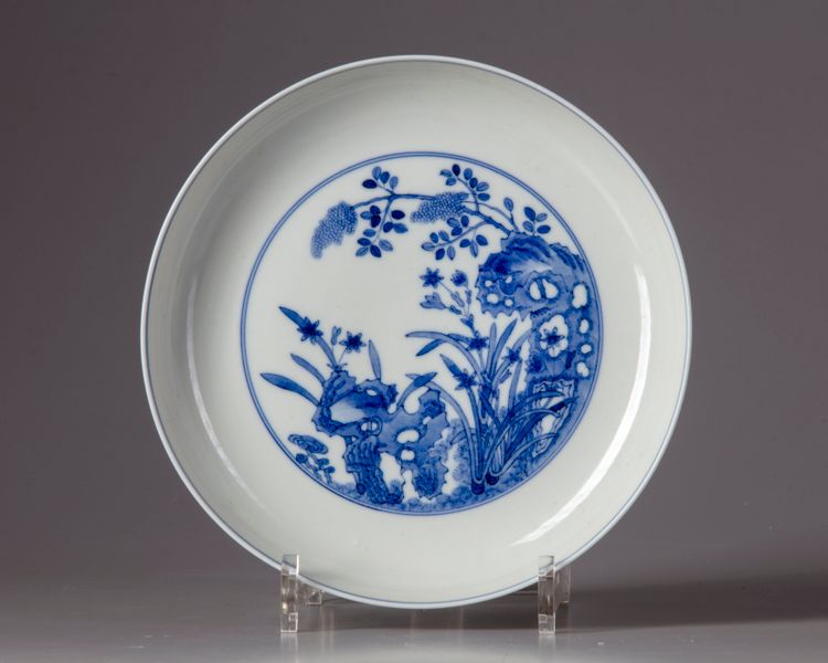 A Chinese blue and white 'flower' dish