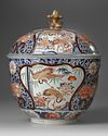 A JAPANESE IMARI COVERED BOWL, ARITA, 17TH CENTURY
