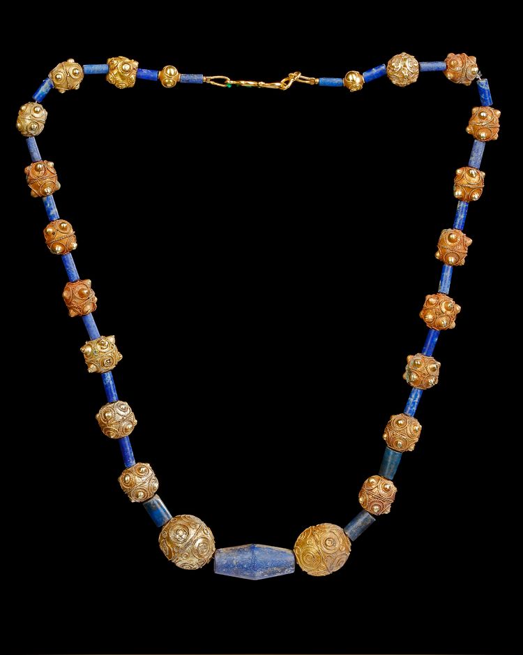 A FATIMID BEADED GOLD NECKLACE, LAPIS-LAZULI, 11TH-13TH CENTURY