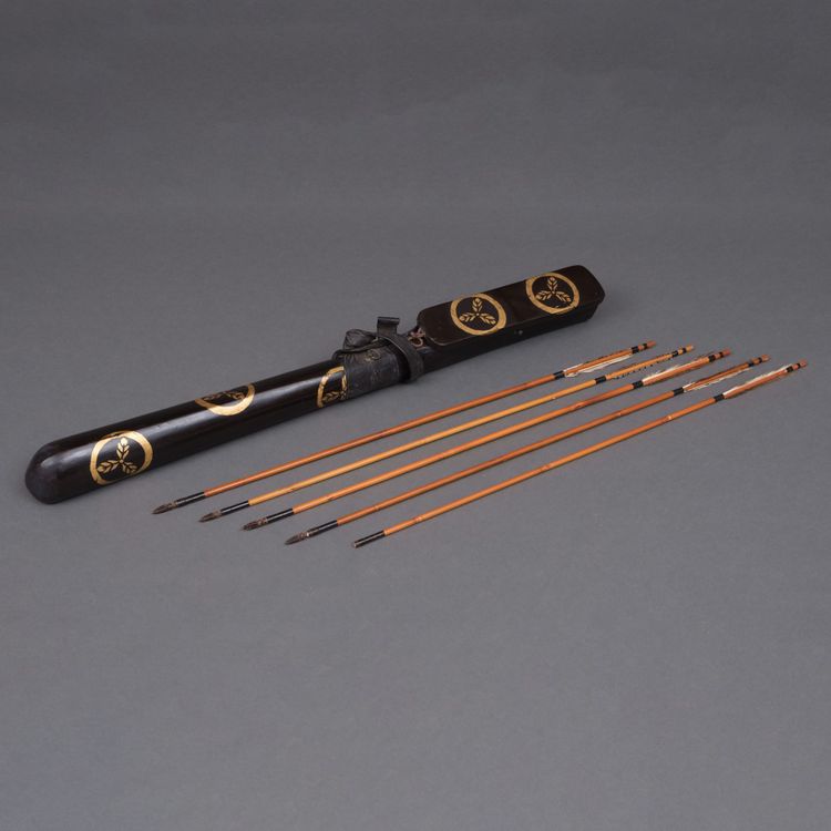 A BLACK LACQUERED QUIVER