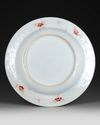 A LARGE CHINESE FAMILLE VERTE 'DEER AND CRANE' DISH, KANGXI PERIOD (1662-1722)
