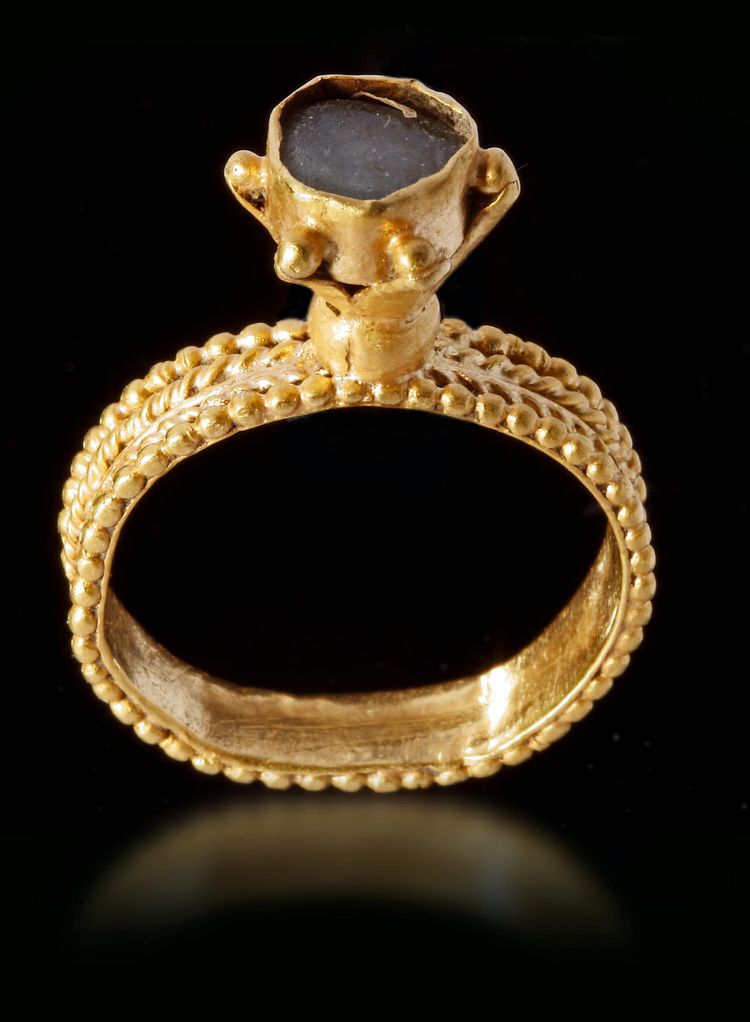 A BYZANTINE GOLD BEZEL FINGER RING, CIRCA 5TH-6TH CENTURY A.D.