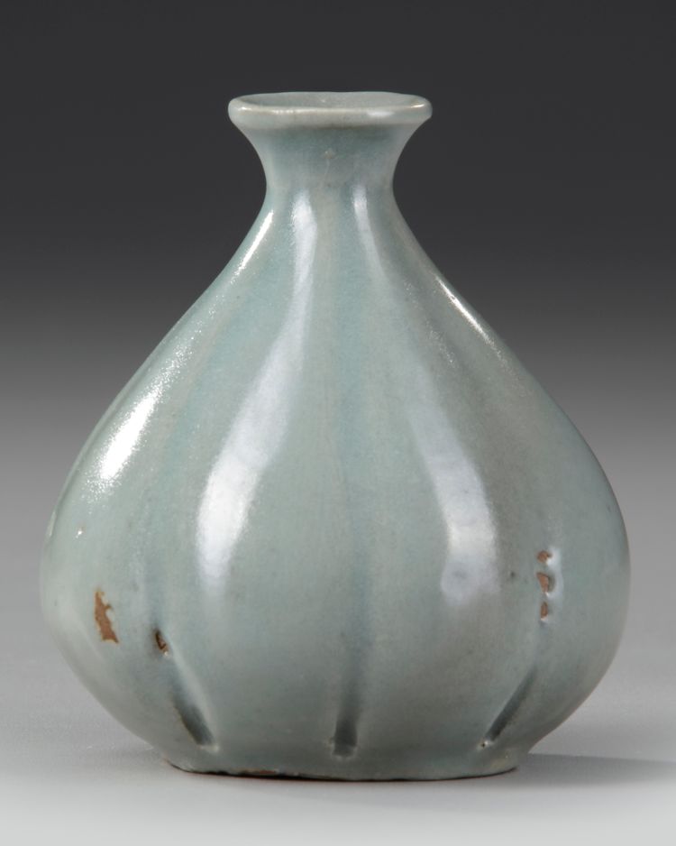A SMALL KOREAN VASE, GORYEO DYNASTY (918-1392)