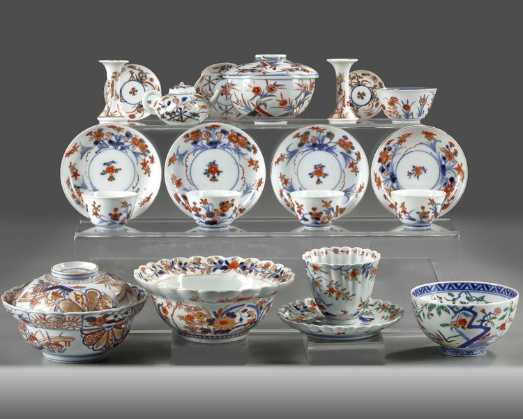 A LOT OF GROUP OF TWENTY ONE JAPANESE IMARI ITEMS, 17TH CENTURY