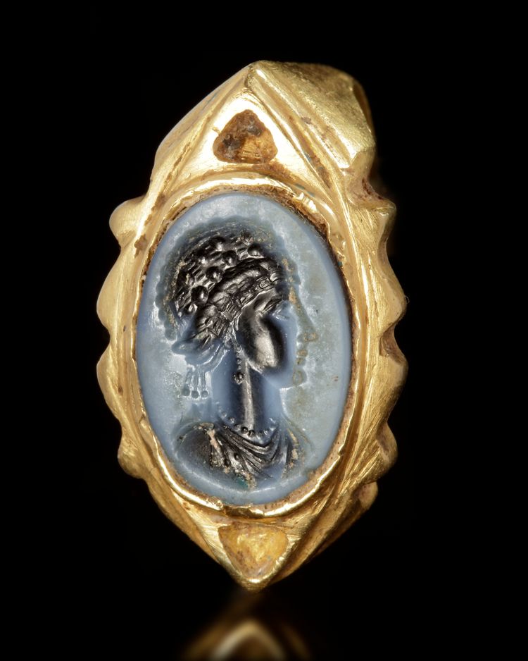 A ROMAN STYLE GOLD RING WITH A NICOLO INTAGLIO, PROBABLY MODERN
