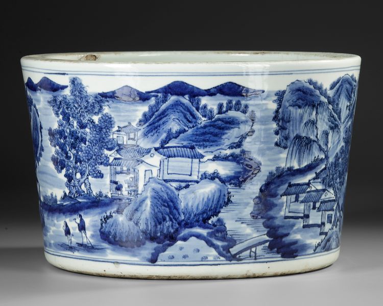 CHINESE BLUE AND WHITE BASIN, 19TH/20TH CENTURY