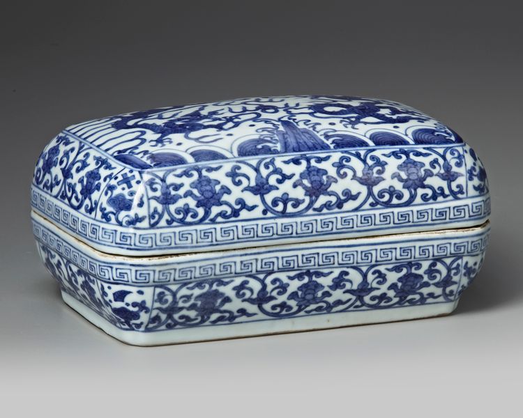 A CHINESE BLUE AND WHITE RECTANGULAR DRAGON BOX AND COVER, QING DYNASTY (1644–1911)