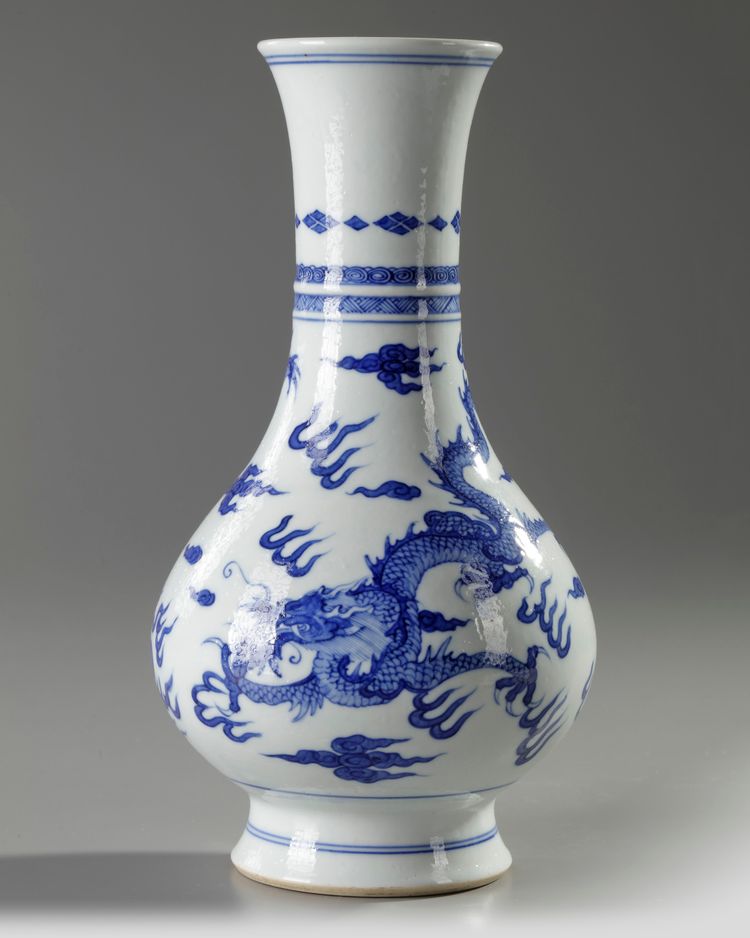 A Chinese blue and white 'dragon' vase