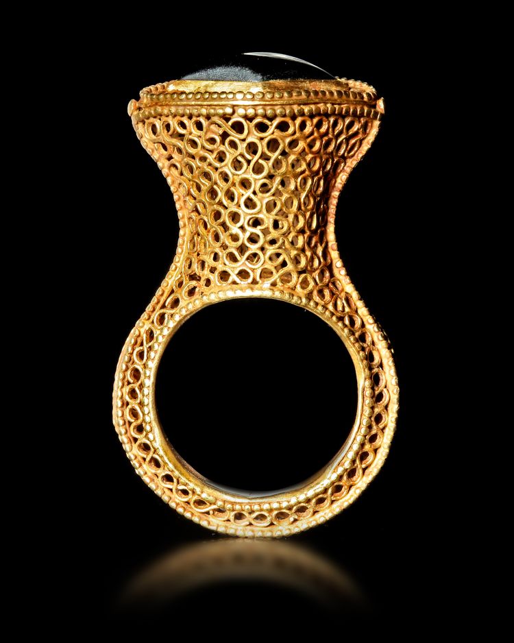 A MAGNIFICENT EARLY ISLAMIC GOLD RING,  NEAR EAST 10TH-11TH CENTURY