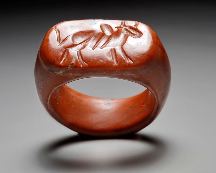 A WESTERN ASIATIC SERPENTINE RING, CIRCA 7TH-6TH CENTURY B.C.