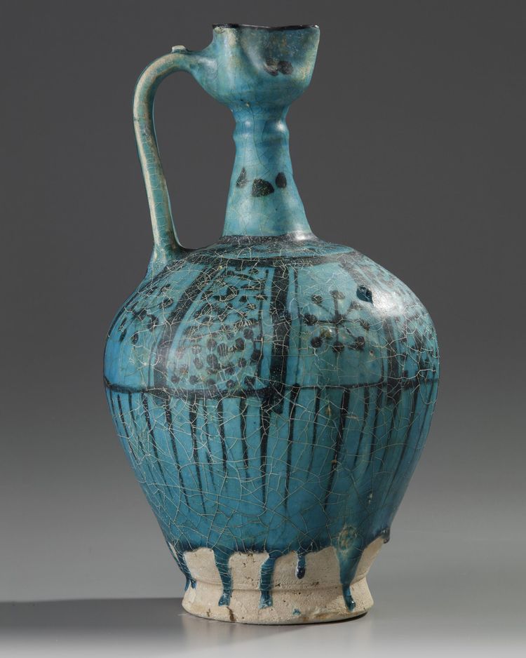 A LARGE RAQQA UNDERGLAZE PAINTED POTTERY EWER, SYRIA, 12TH-13TH CENTURY
