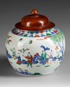 A CHINESE WUCAI PORCELAIN JAR, 18TH-19TH  CENTURY