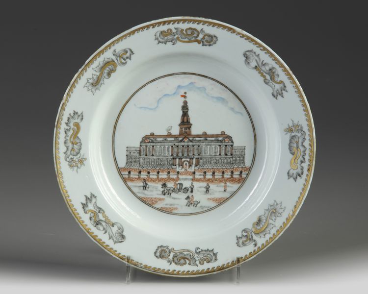 A Chinese en grisaille and gilt-decorated dish
