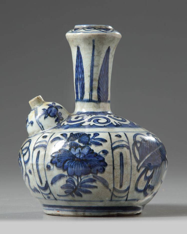 A CHINESE BLUE AND WHITE KENDI, WANLI PERIOD (1573-1619)