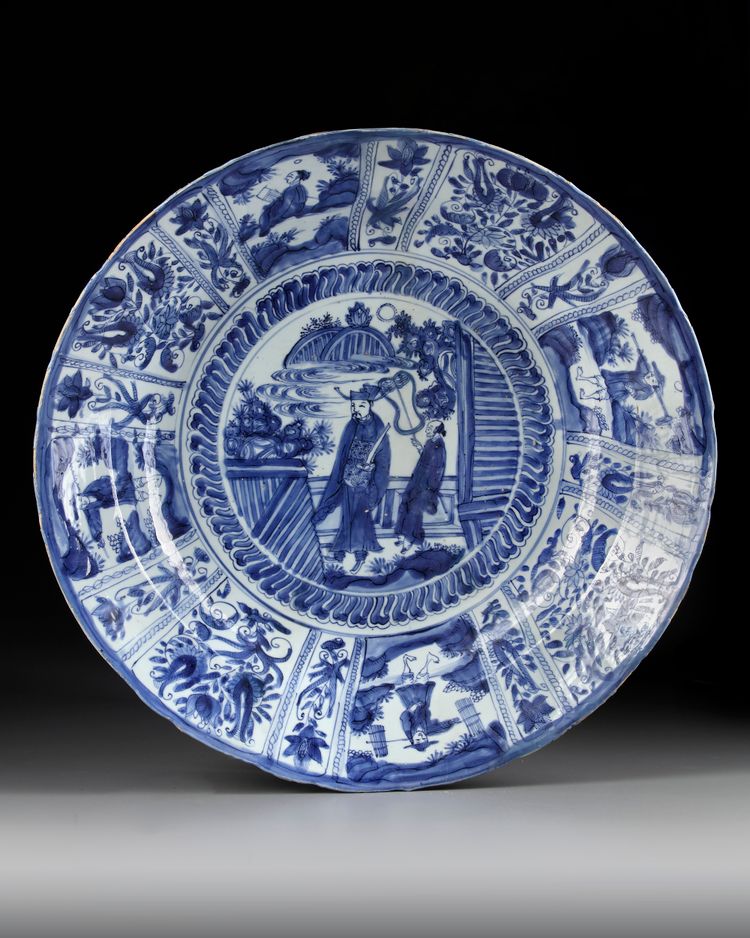 A LARGE CHINESE BLUE AND WHITE 'KRAAK PORSELEIN' CHARGER, 17TH CENTURY