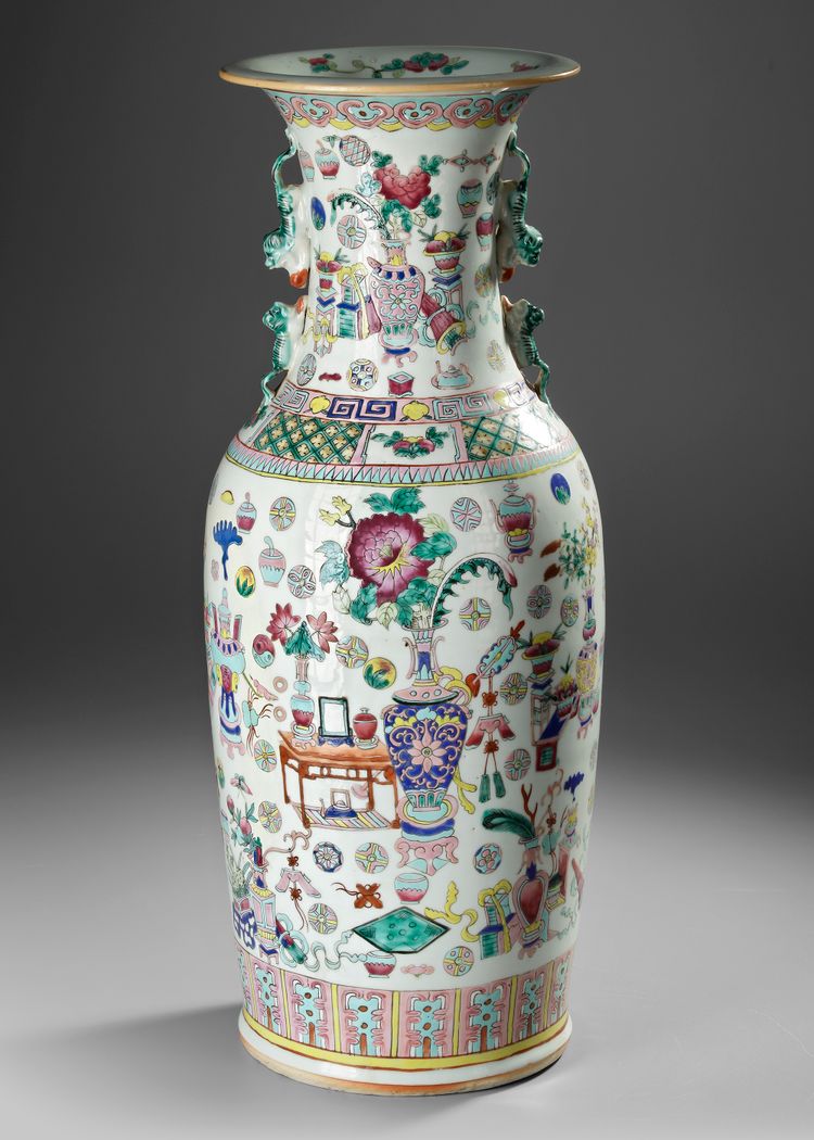 A LARGE CHINESE FAMILLE ROSE 'HUNDRED ANTIQUES' VASE, 19TH CENTURY