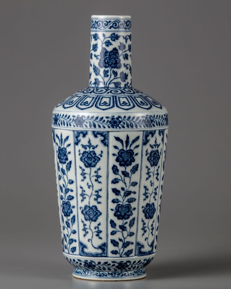 A Chinese bottle shaped vase