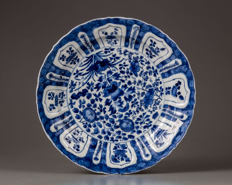 A CHINESE BLUE AND WHITE FLORAL DISH, KANGXI PERIOD (1662-1772)