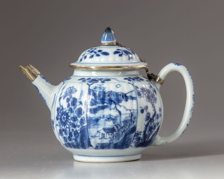 A Chinese blue and white teapot and cover