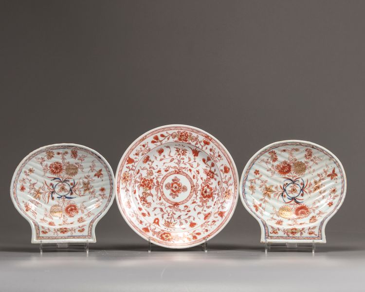 A Chinese rouge-de-fer plate and a pair of Chinese imari moulded shell-shaped plates