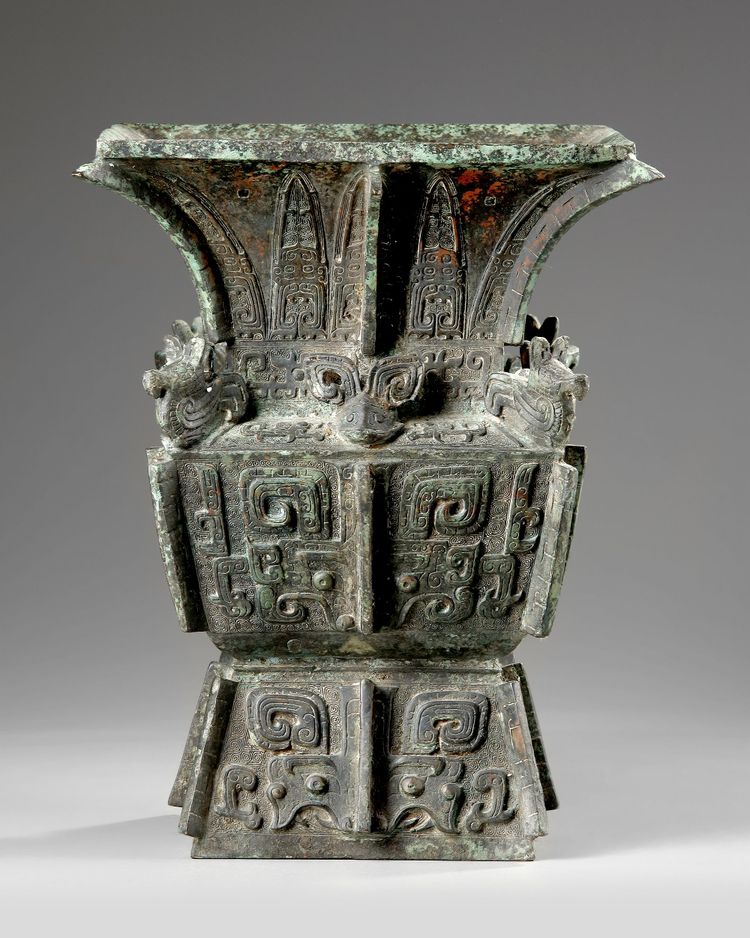 A CHINESE ARCHAIC BRONZE RITUAL WINE VESSEL, FANGZUN, ZHOU STYLE