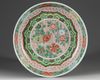A Chinese wucai 'floral' charger