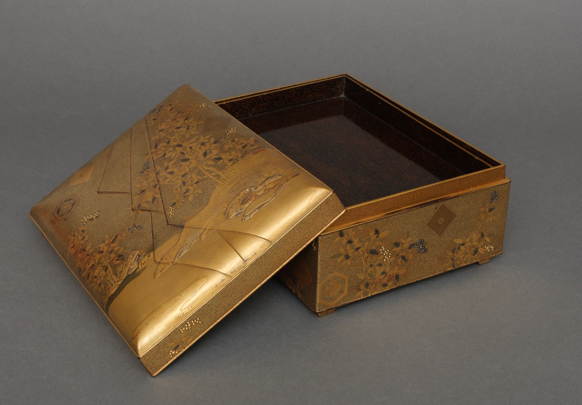 手箱 TEBAKO-BOX A JAPANESE GOLD LACQUER TEBAKO 手箱 (BOX FOR PERSONAL ACCESSORIES