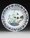A LARGE CHINESE FAMILLE VERTE 'DEER AND CRANE' DISH, KANGXI PERIOD (1662-1722)