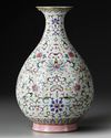 A CHINESE PEAR-SHAPED FAMILLE ROSE VASE, 19TH/20TH CENTURY