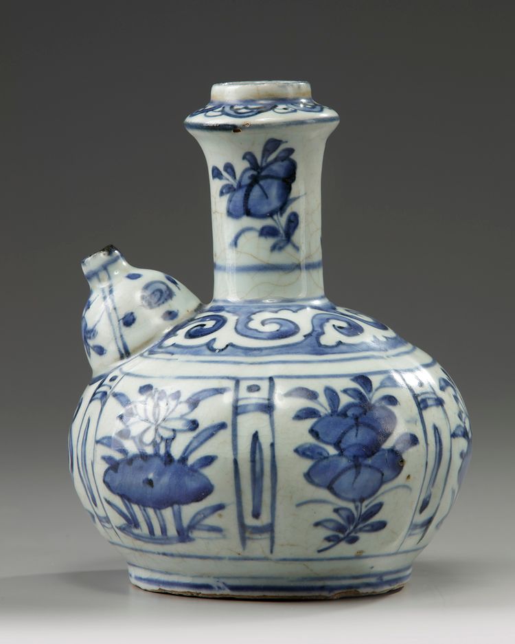 A Chinese blue and white 'Kraak porcelain' kendi