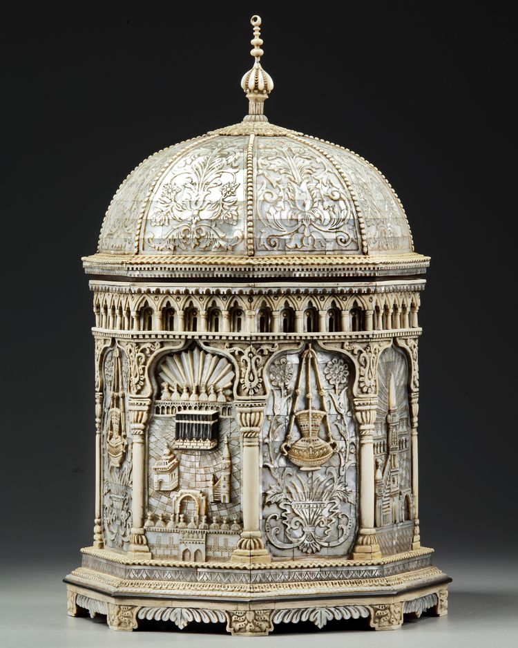 A MAGNIFICENT OTTOMAN MOTHER-OF-PEARL IVORY BOX