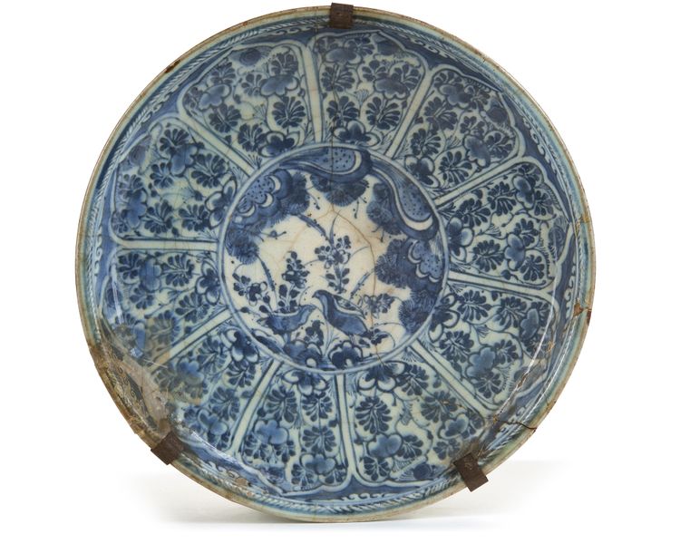 A PERSIAN BLUE AND WHITE DISH, SAVAFID, 17TH CENTURY